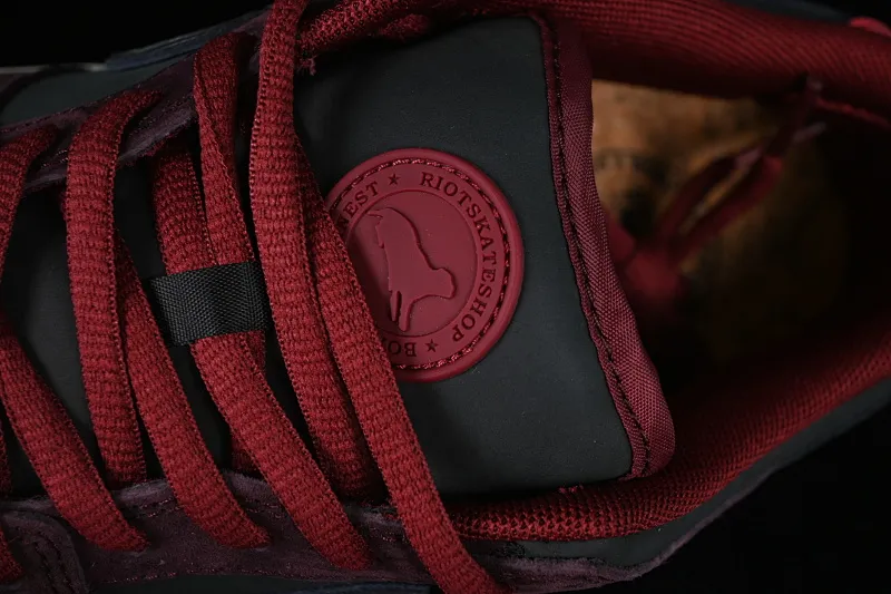 All categories Nk SB Dunk Series Nk SB Dunk Low low-top sneakers K version Riot Skateshop x Nk SB Dunk Low joint model Bordeaux red low-top casual sneakers FZ1289-200